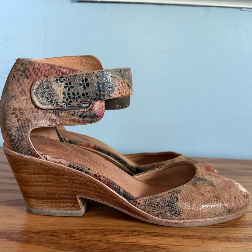 Gentle Souls by Kenneth Cole Floral Blaise Wedge Pump - Picture 6 of 10